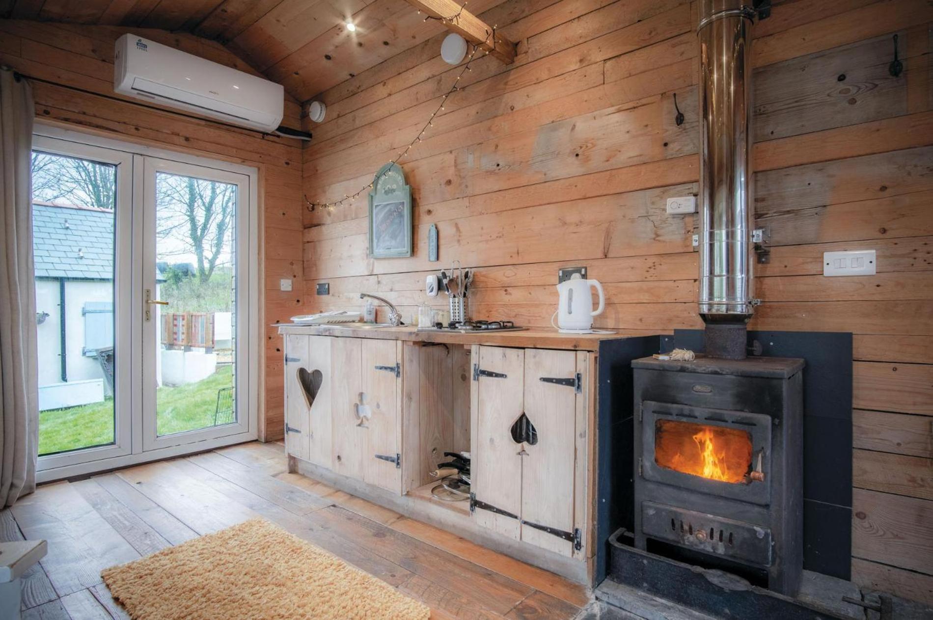 The Hygge Hut - 1 Bed - Freshwest Retreat Apartment Pembroke